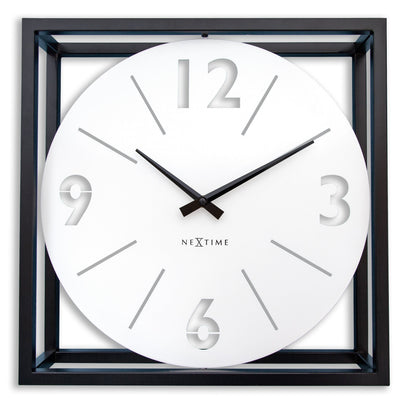 Een moderne wandklok met witte wijzerplaat en zwarte wijzers, ingebed in een zwart metalen kader. Geschikt voor woonkamer of kantoor, met minimalistisch design en duidelijke cijfers voor gemakkelijke tijdlezing.