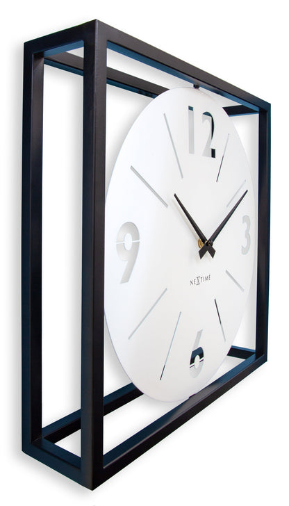 Een moderne wandklok met witte wijzerplaat en zwarte wijzers, ingebed in een zwart metalen kader. Geschikt voor woonkamer of kantoor, met minimalistisch design en duidelijke cijfers voor gemakkelijke tijdlezing.