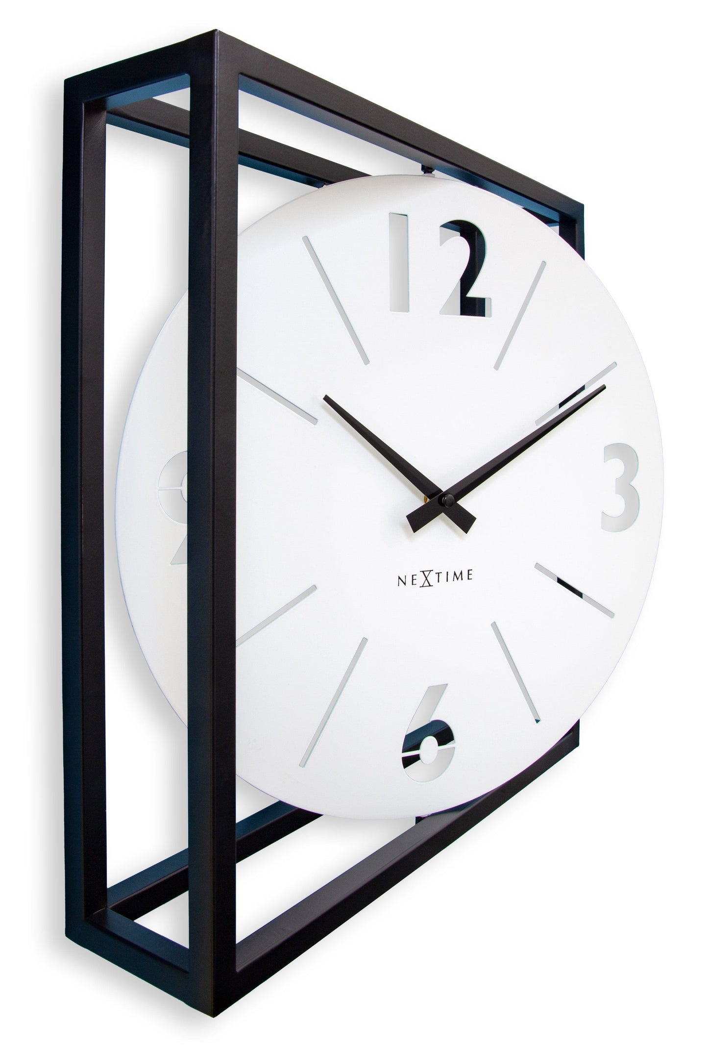 Een moderne wandklok met witte wijzerplaat en zwarte wijzers, ingebed in een zwart metalen kader. Geschikt voor woonkamer of kantoor, met minimalistisch design en duidelijke cijfers voor gemakkelijke tijdlezing.