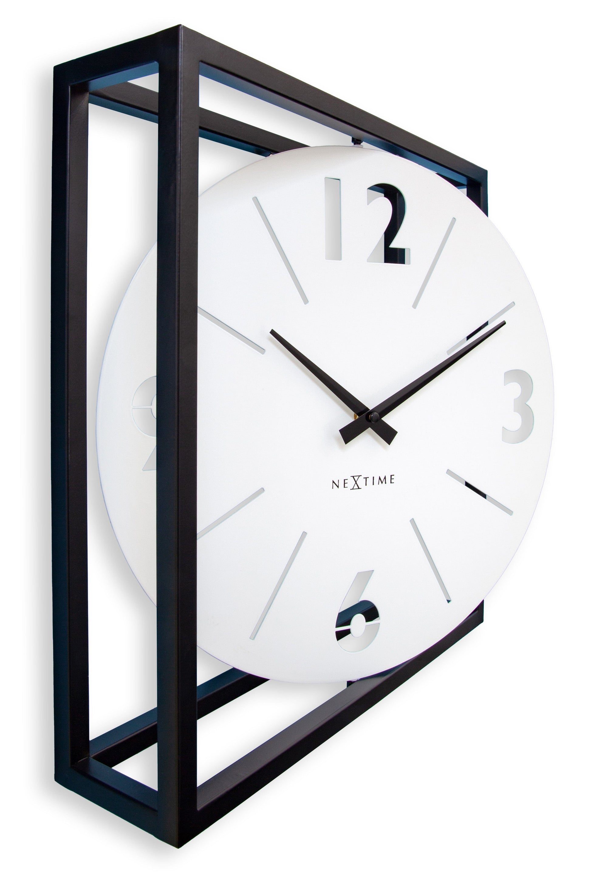 Een moderne wandklok met witte wijzerplaat en zwarte wijzers, ingebed in een zwart metalen kader. Geschikt voor woonkamer of kantoor, met minimalistisch design en duidelijke cijfers voor gemakkelijke tijdlezing.