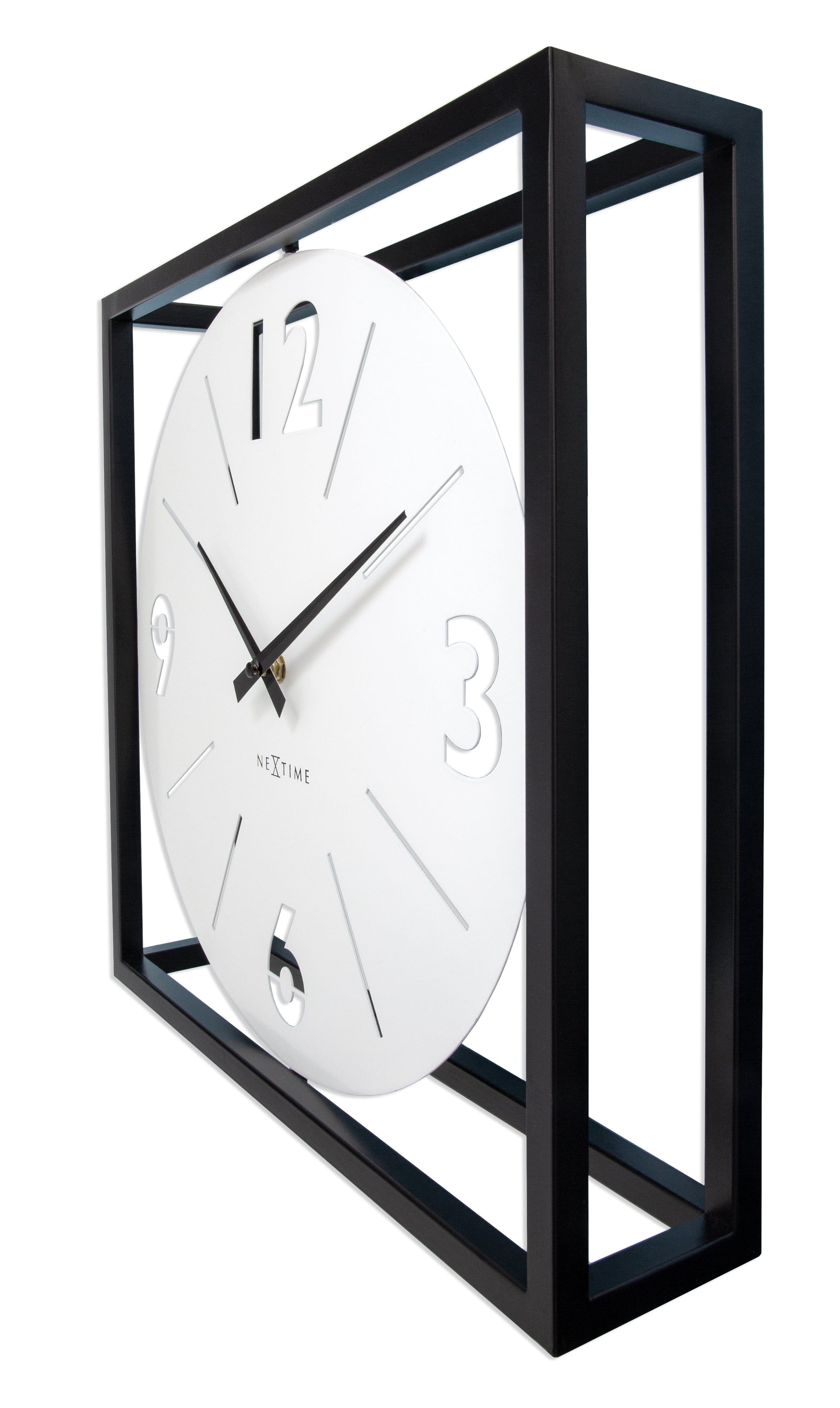 Een moderne wandklok met witte wijzerplaat en zwarte wijzers, ingebed in een zwart metalen kader. De klok heeft minimalistische cijfers en is geschikt voor woonkamer of kantoor.
