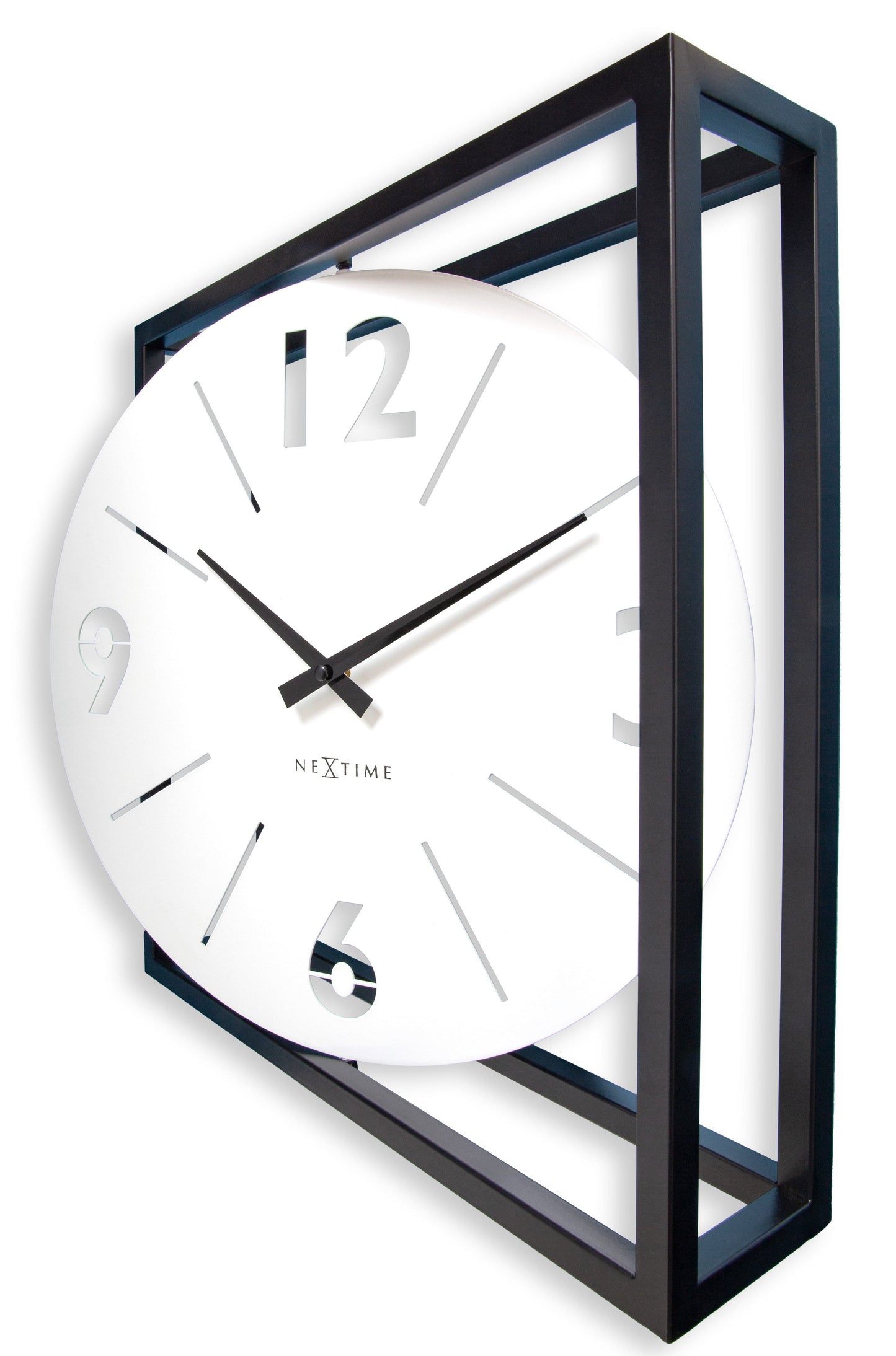 Een minimalistische wandklok met witte wijzerplaat en zwarte wijzers, ingebed in een zwart metalen kader. Geschikt voor moderne interieurs en kantoorruimtes.