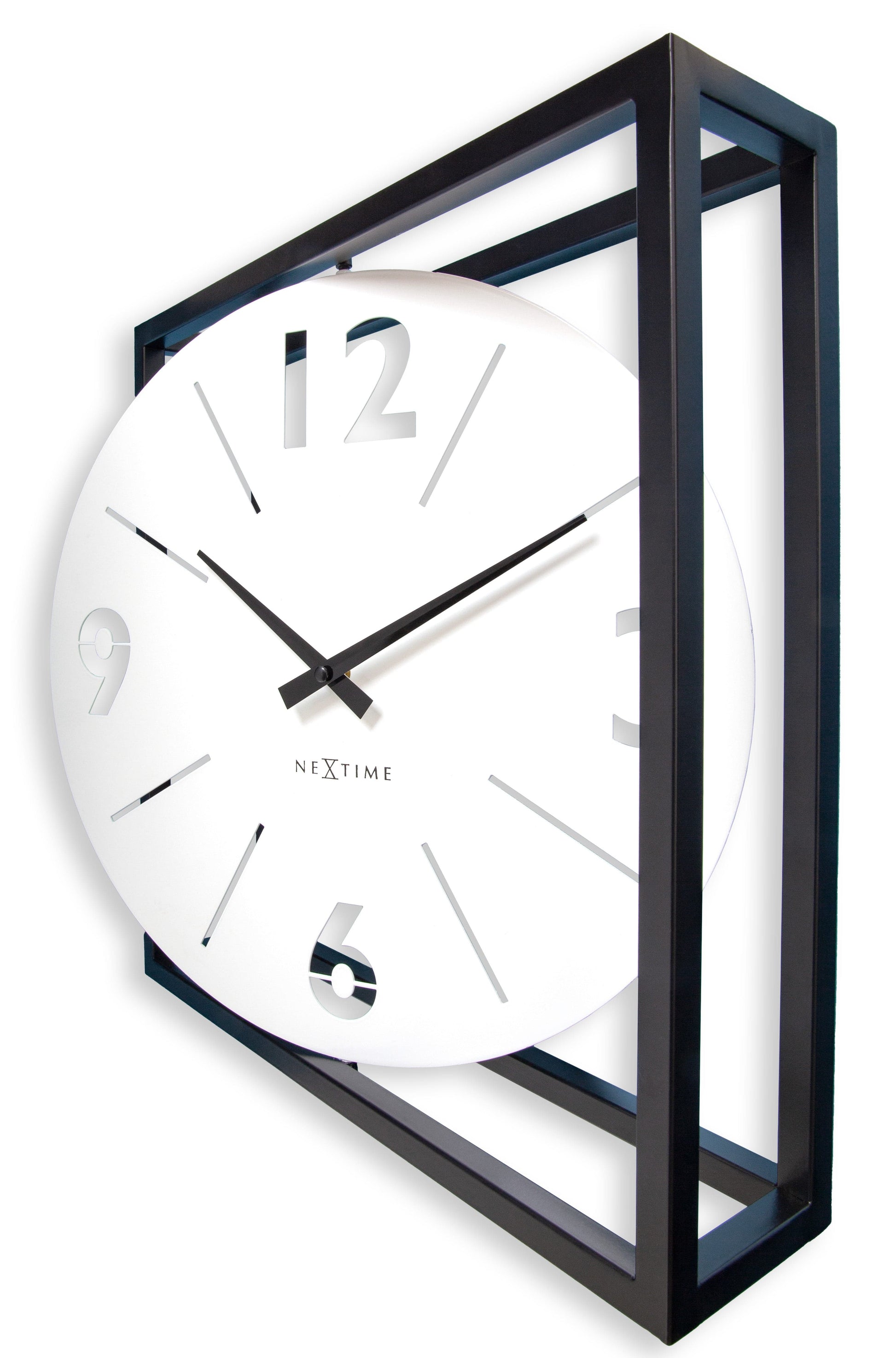 Een minimalistische wandklok met witte wijzerplaat en zwarte wijzers, ingebed in een zwart metalen kader. Geschikt voor moderne interieurs en kantoorruimtes.