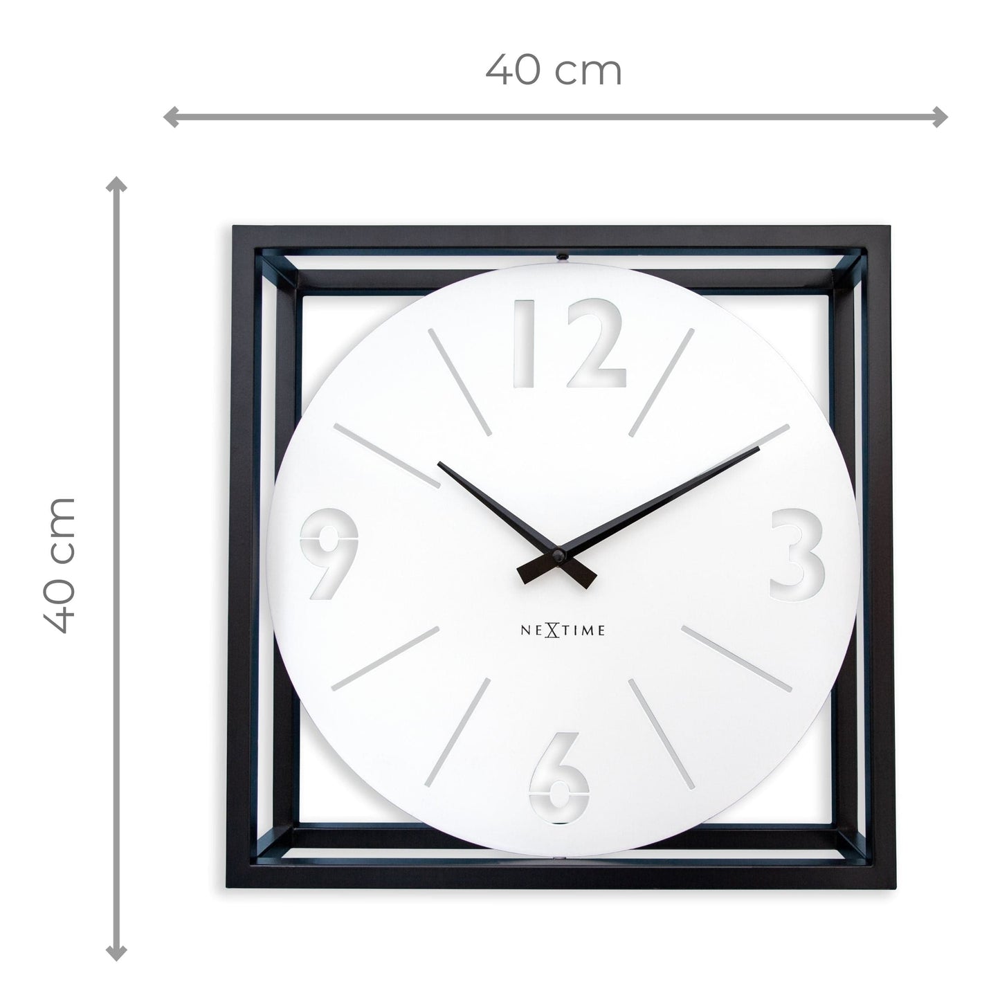 Een moderne wandklok met witte wijzerplaat en zwarte wijzers, ingebed in een zwart metalen kader. Geschikt voor woonkamer of kantoor, met minimalistisch design en duidelijke cijfers voor gemakkelijke tijdlezing.