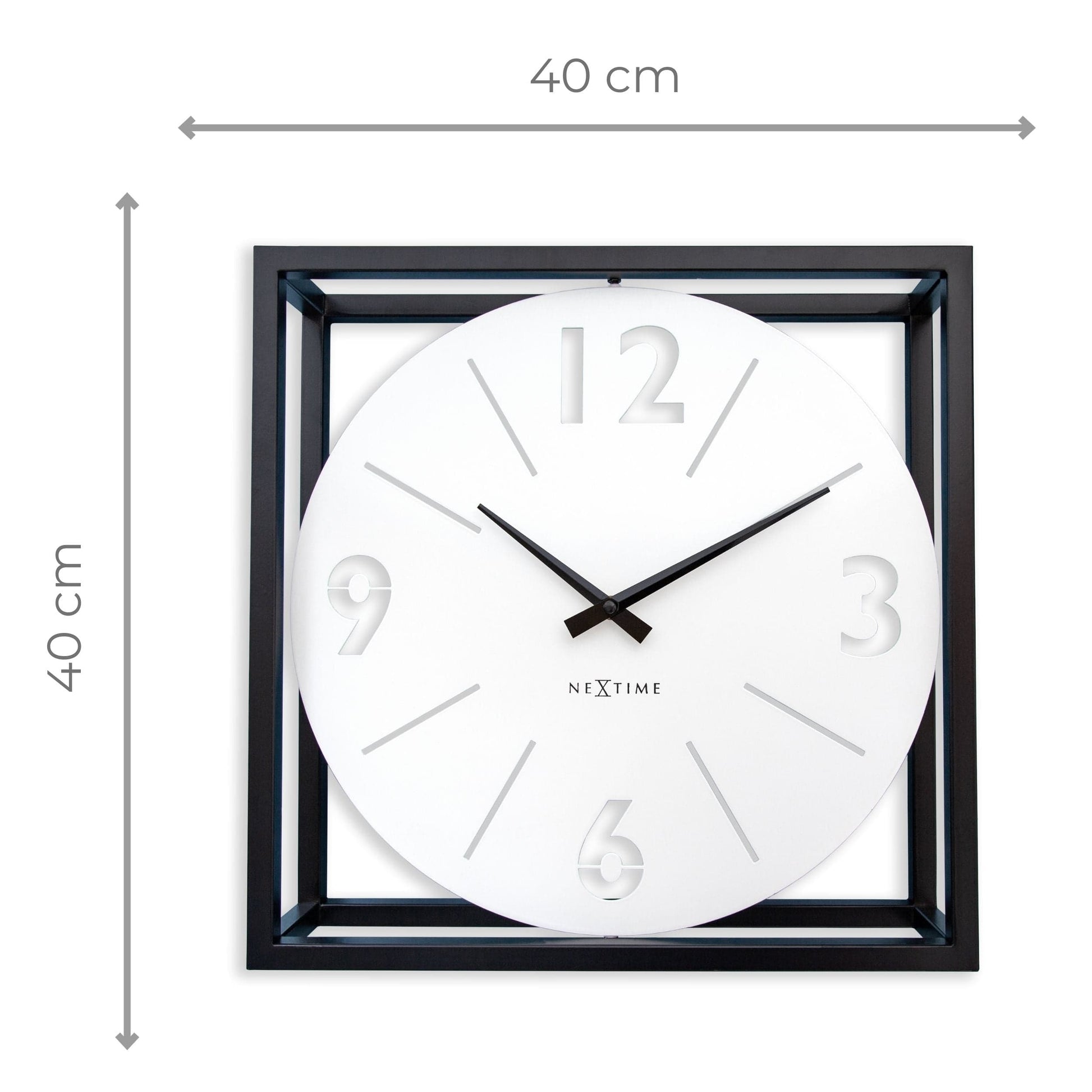 Een moderne wandklok met witte wijzerplaat en zwarte wijzers, ingebed in een zwart metalen kader. Geschikt voor woonkamer of kantoor, met minimalistisch design en duidelijke cijfers voor gemakkelijke tijdlezing.