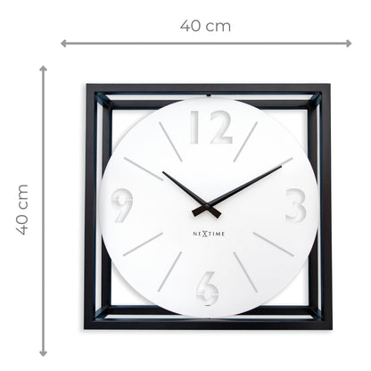 Een moderne wandklok met witte wijzerplaat en zwarte wijzers, ingebed in een zwart metalen kader. Geschikt voor woonkamer of kantoor, met minimalistisch design en duidelijke cijfers voor gemakkelijke tijdlezing.