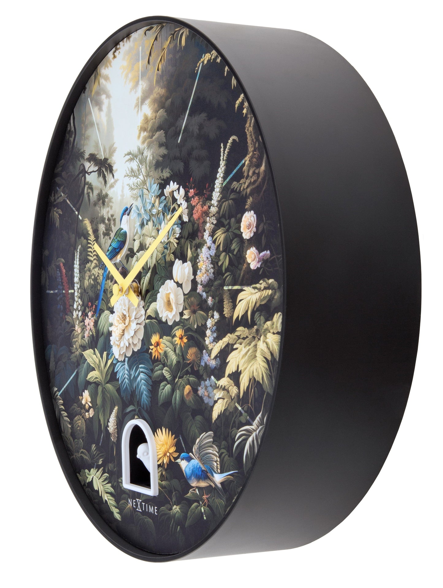 Een ronde wandklok met een gedetailleerd bosmotief, blauwe vogels en witte bloemen op donkere achtergrond, met gele wijzers en een wit vogelbeeldje. Perfect voor een natuurlijke, decoratieve sfeer in woonkamer of slaapkamer.