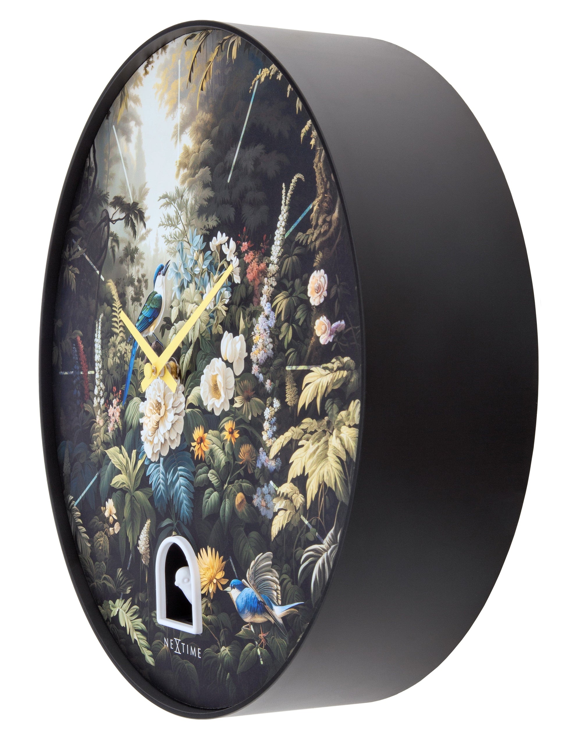 Een ronde wandklok met een gedetailleerd bosmotief, blauwe vogels en witte bloemen op donkere achtergrond, met gele wijzers en een wit vogelbeeldje. Perfect voor een natuurlijke, decoratieve sfeer in woonkamer of slaapkamer.
