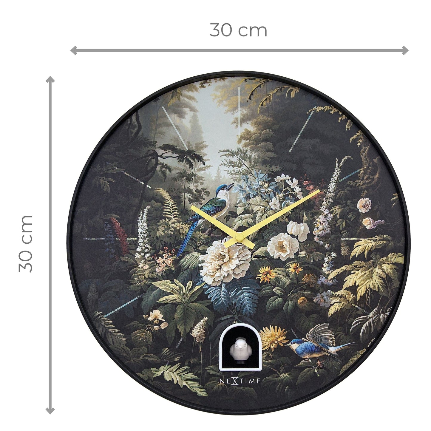 Een ronde wandklok met een gedetailleerd boslandschap, blauwe vogels en witte bloemen op donkere achtergrond, met gele wijzers en een wit vogelbeeldje. Perfect voor een natuurlijke, decoratieve woonkamer of slaapkamer.