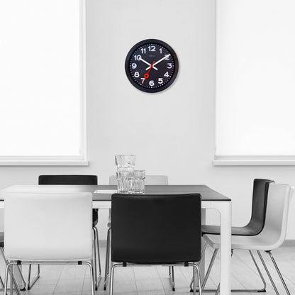 Een moderne wandklok met zwart frame en witte cijfers, voorzien van een opvallende rode secondewijzer. Geschikt voor kantoor of woonkamer, met minimalistisch design en duidelijke leesbaarheid.