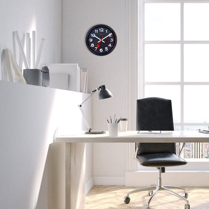 Een moderne wandklok met zwart frame en witte cijfers, voorzien van een opvallende rode secondewijzer. Geschikt voor kantoor of woonkamer, met minimalistisch design en duidelijke leesbaarheid.