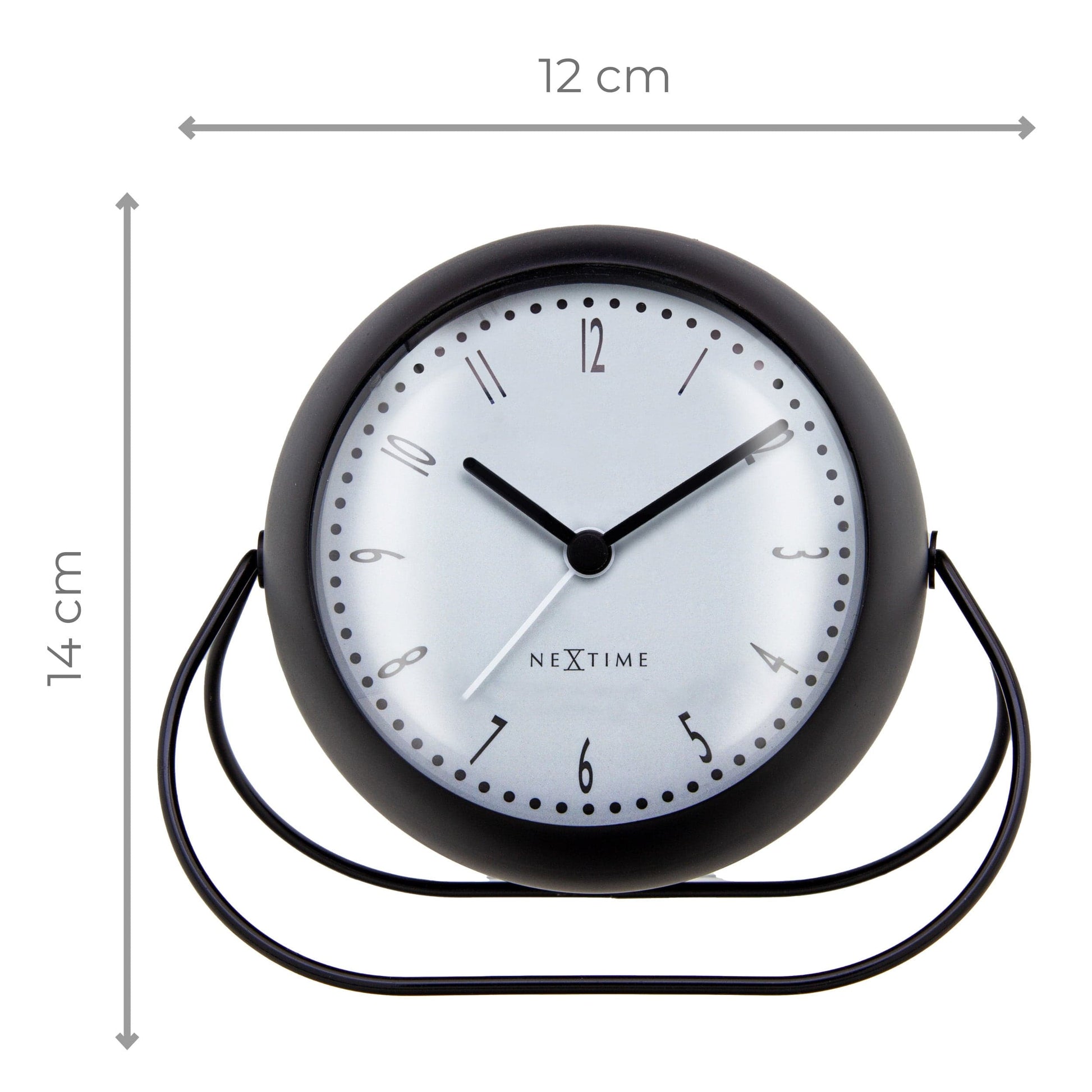 Een zwarte, ronde wekker van het merk Nextime met een zilverkleurig wijzerplaatje en zwart wijzerwerk. Geschikt voor kantoor of slaapkamer, met een minimalistisch design voor moderne interieurs.