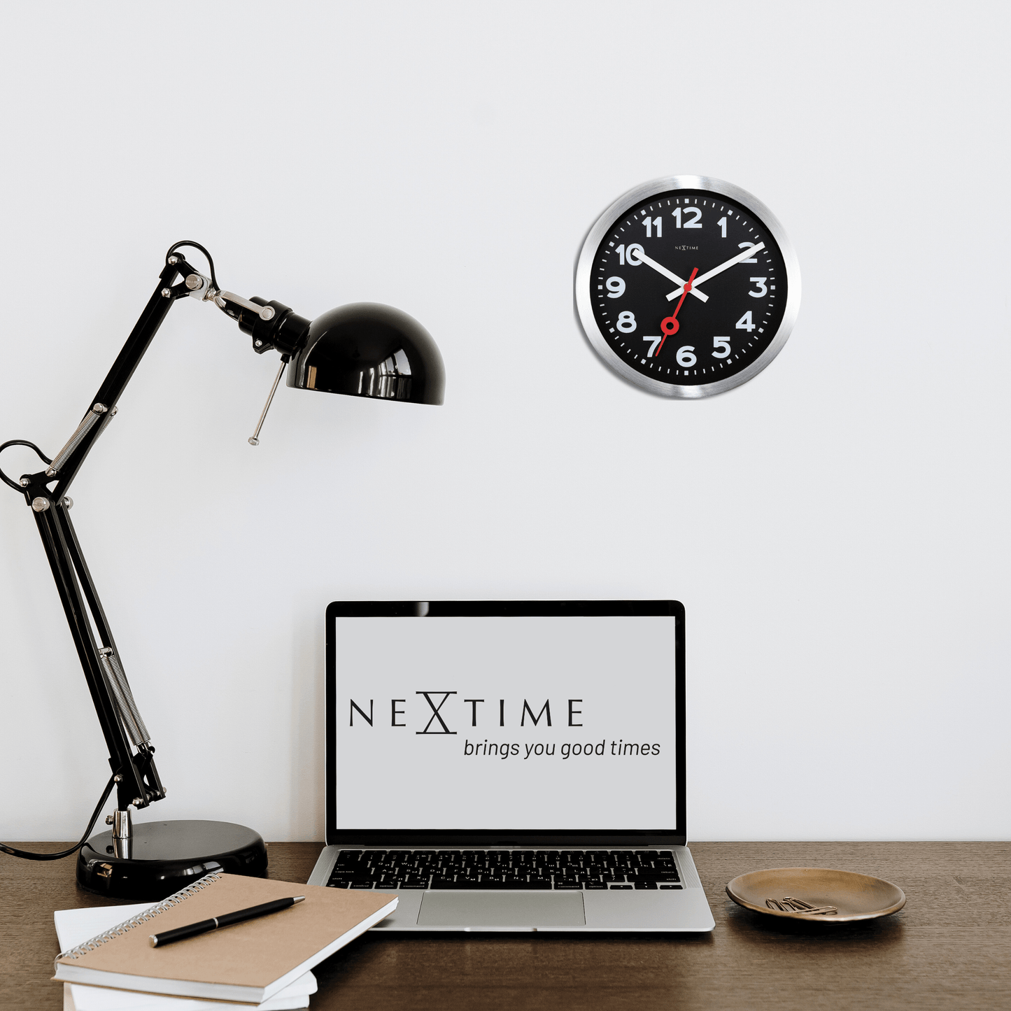 NeXtime Station - Stille Wandklok en Tafelklok - Zwart Aluminium