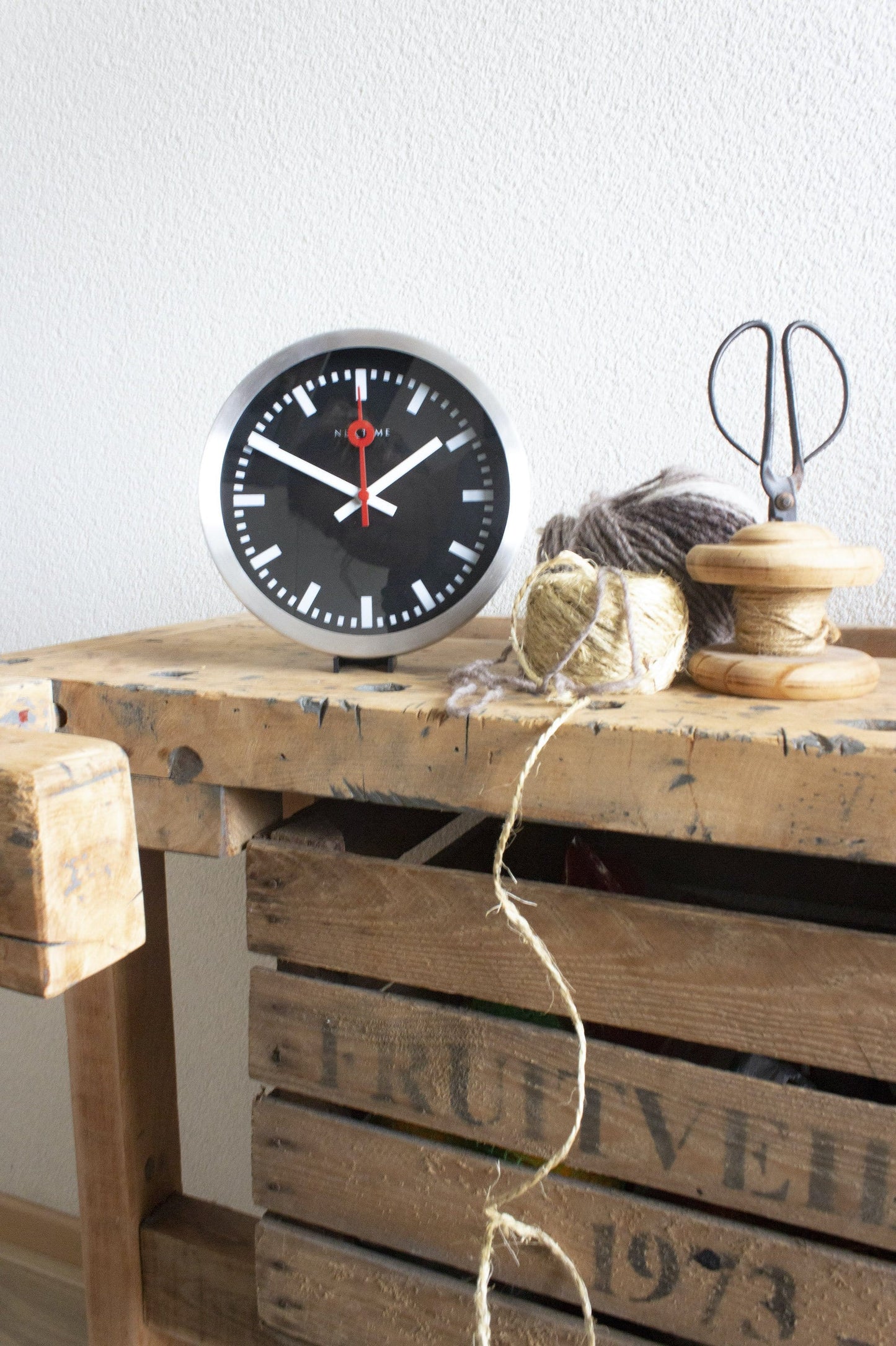 NeXtime Station Stripe - Stijlvolle Wandklok en Tafelklok - Zwart Aluminium