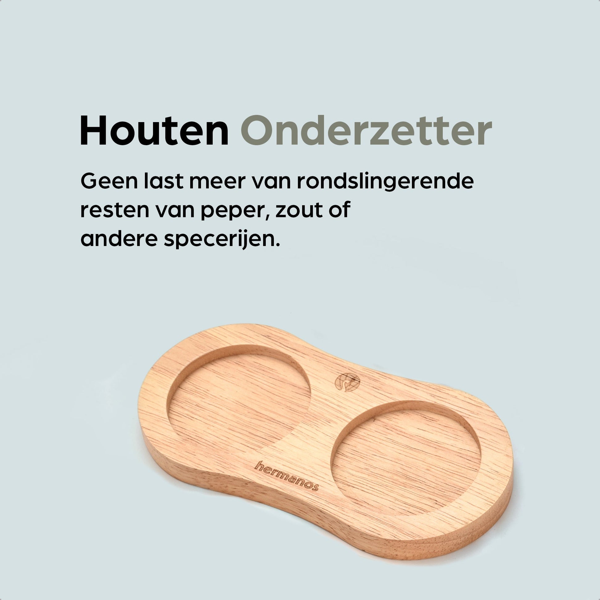 Houten pepermolen en zoutmolen van Hermanos, met goudkleurige doppen en FSC-keurmerk, geplaatst op een houten standaard met vervangbare doppen voor keukengebruik.