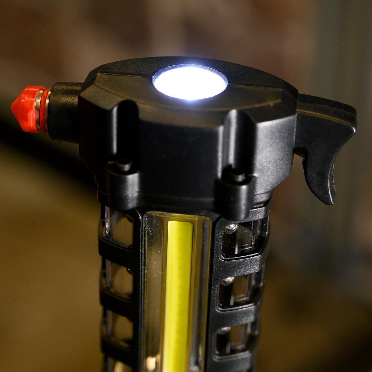 Zwart, robuust LED-lampje met rode knop en zichtbare batterijcompartiment, geschikt voor outdoor-activiteiten en noodverlichting.