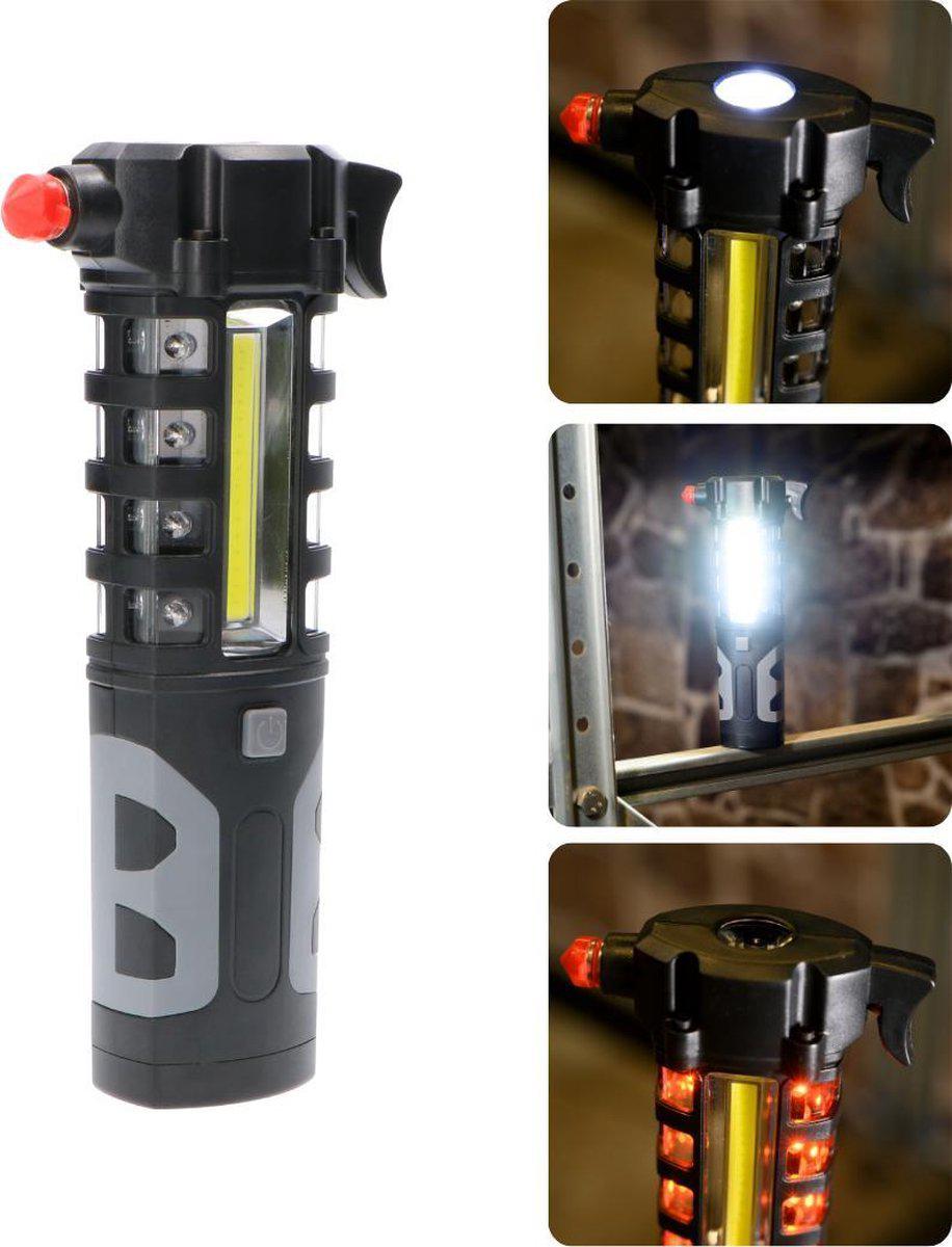 Zwarte, robuuste LED-lamp met rood bedieningsknopje en zichtbare batterijcompartiment. Geschikt voor outdoor-activiteiten en noodverlichting in donkere omstandigheden.