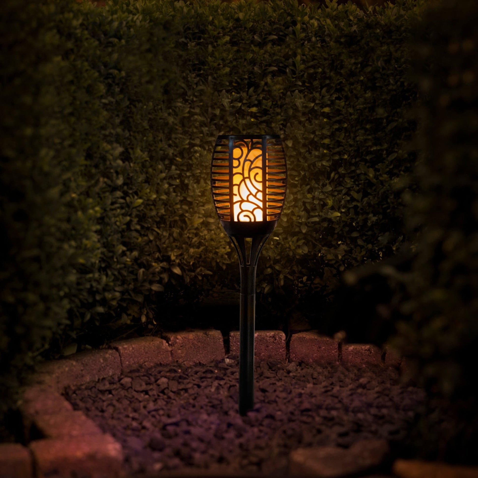 Zwarte wandlamp met decoratieve, gevlochten metalen omhulsel en witte LED-verlichting, geschikt voor buitenverlichting. Modern ontwerp met montageplaat voor wandmontage.