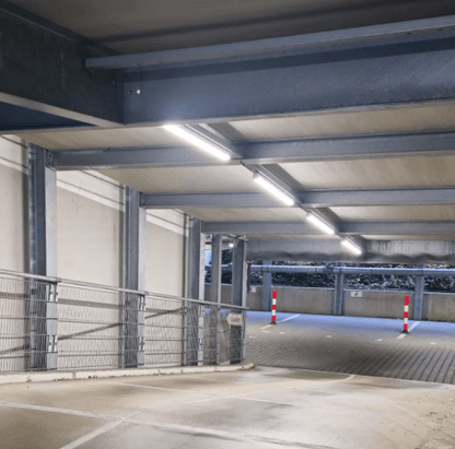 LED-tubulairverlichting met witte, glazen buis en zichtbare contactpunten, inclusief een set witte, goudkleurige contacten voor energiezuinige verlichting in kantoren en industriële ruimtes.