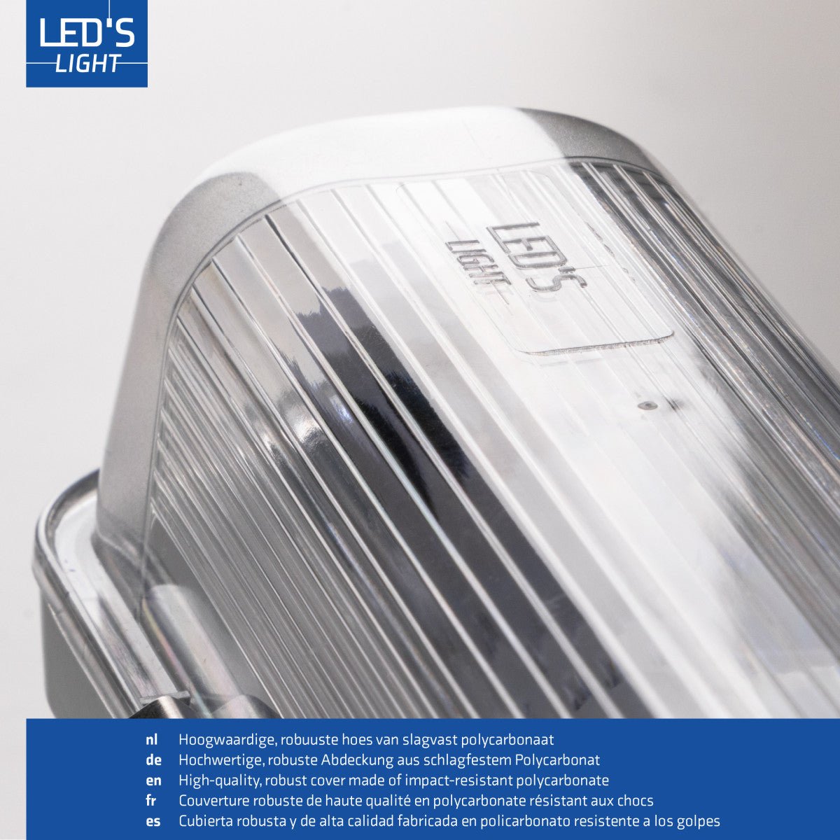 LED-tubulairverlichting met witte, glazen buis en zichtbare aansluitingen, geïntegreerd met witte T8-geleidingsbuizen voor energiezuinige verlichting in kantoren en industriële ruimtes.