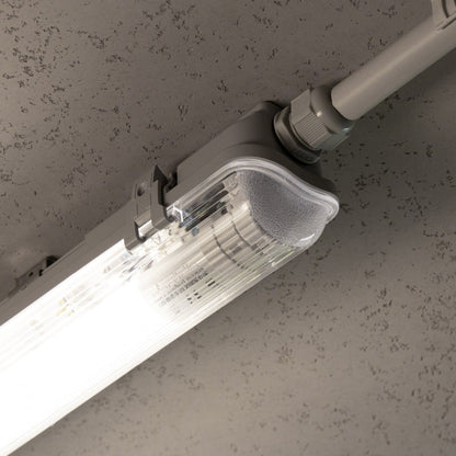 Zilverkleurige, waterdichte LED-buis met IP65-klasse, geschikt voor buitenverlichting. 150 cm lang, 22 W, inclusief 1x buis, met duidelijke waterdruppels op de oppervlakte.