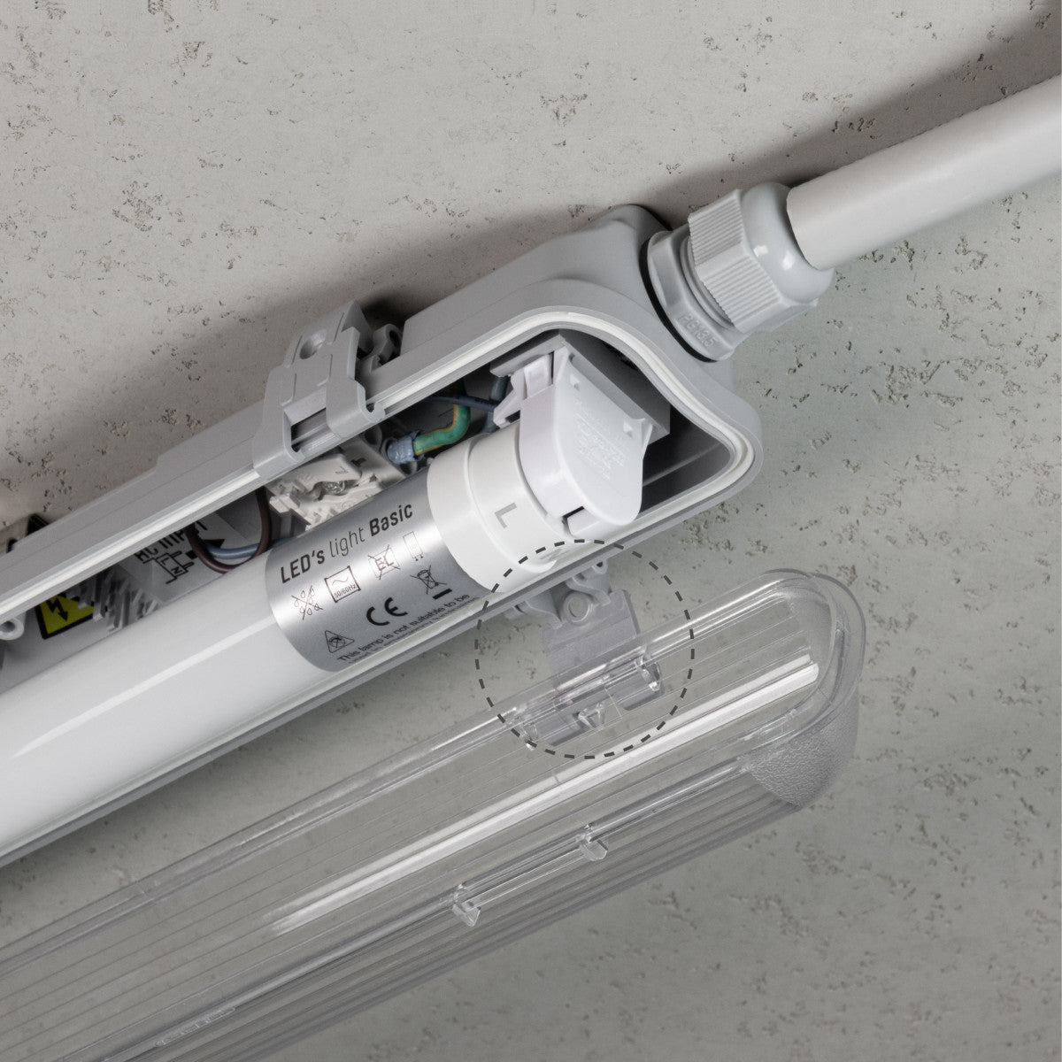 Grijze, waterdichte LED-buislamp van 150 cm met IP65-klasse, geschikt voor buitenverlichting. Zichtbare kabelverbinding en helder licht, perfect voor tuin- en terrasverlichting.
