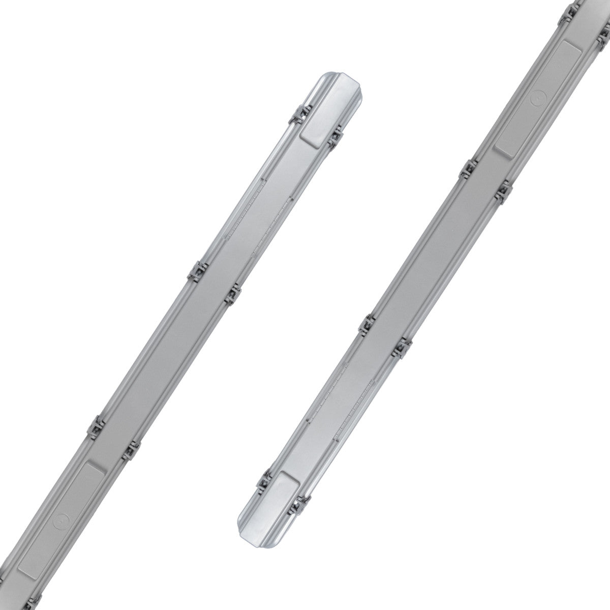 Grijze, waterdichte LED-buislamp van 150 cm, IP65 gecertificeerd, met zichtbare kabelklemmen en glazen kap. Geschikt voor gebruik in natte omgevingen zoals tuinen of schuren.