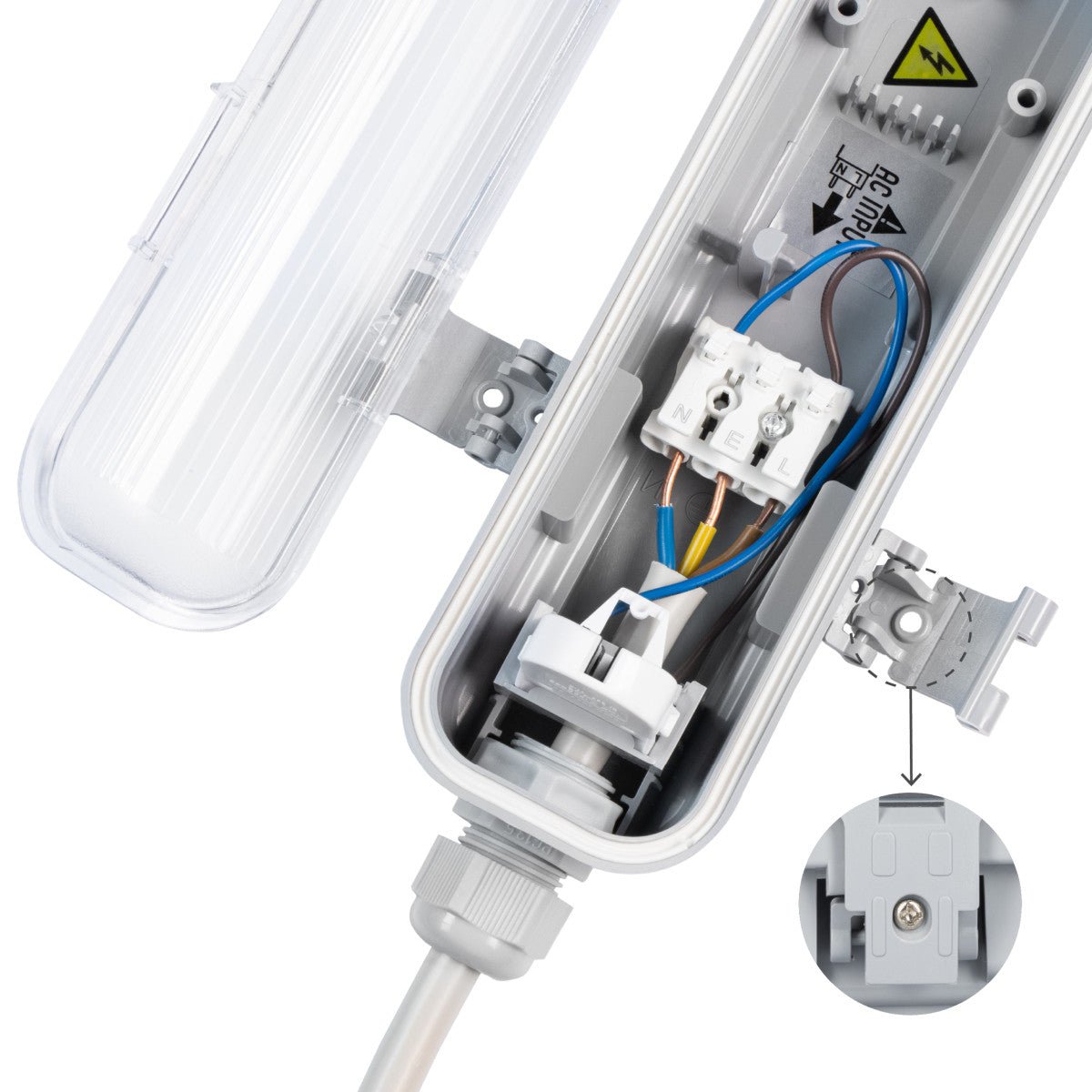 Zilverkleurige LED-balklamp met vier witte aansluitingen, geïntegreerd met vier witte T8-LED-lampen voor energiezuinige verlichting in kantoren en industriële ruimtes.