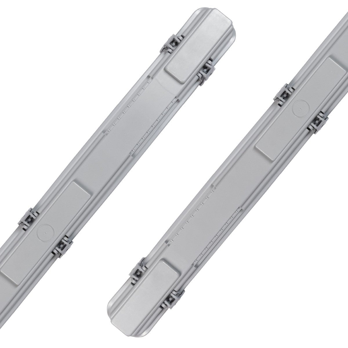 Zilverkleurige LED-balklamp met vier witte aansluitingen, geïntegreerd met vier witte T8-LED-lampen voor energiezuinig verlichting in kantoren en industriële ruimtes.