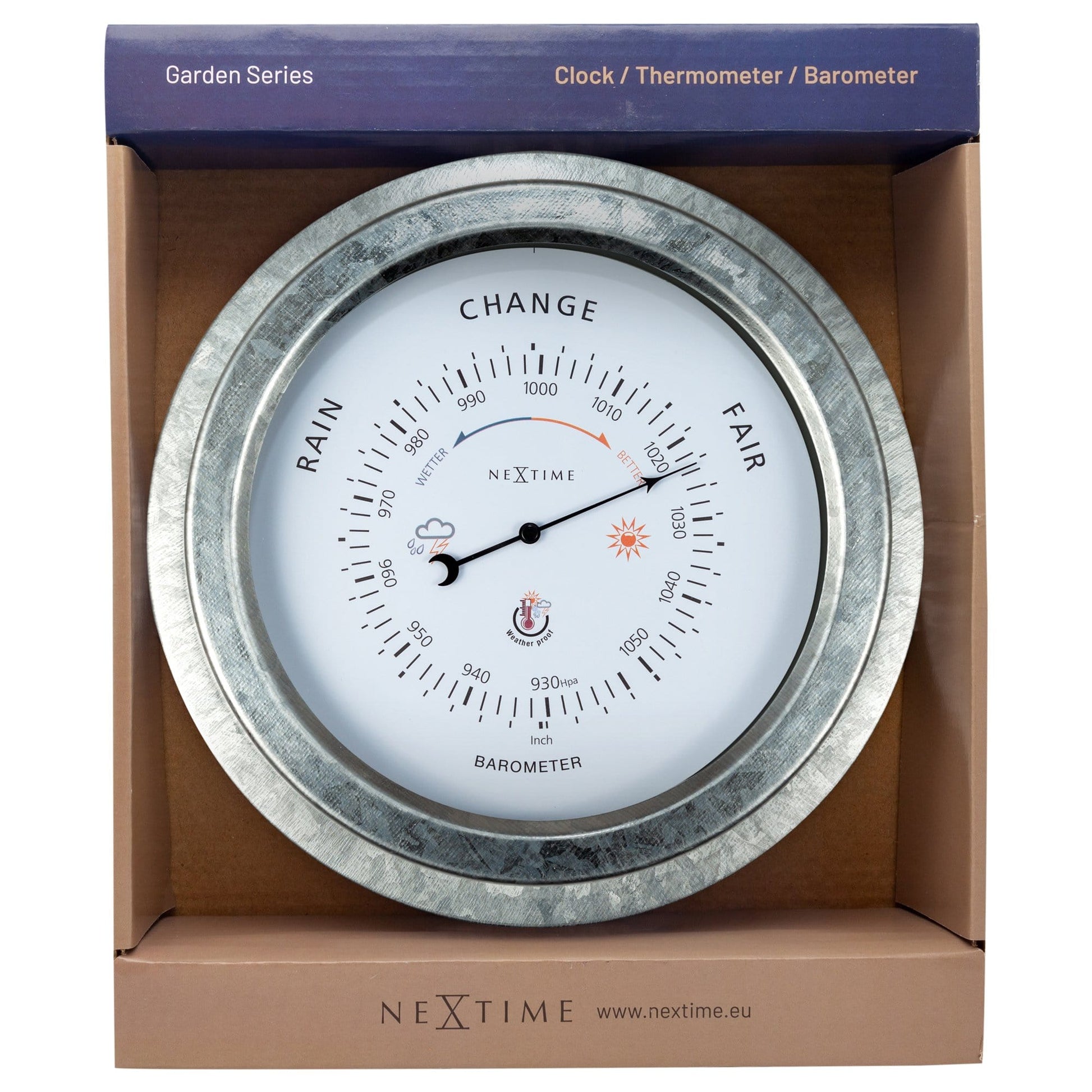 Een zilverkleurige, weatherproof barometer met witte wijzerplaat en duidelijke weersymbolen. Het meet druk in Hpa en inch, ideaal voor tuin- en huisgebruik.