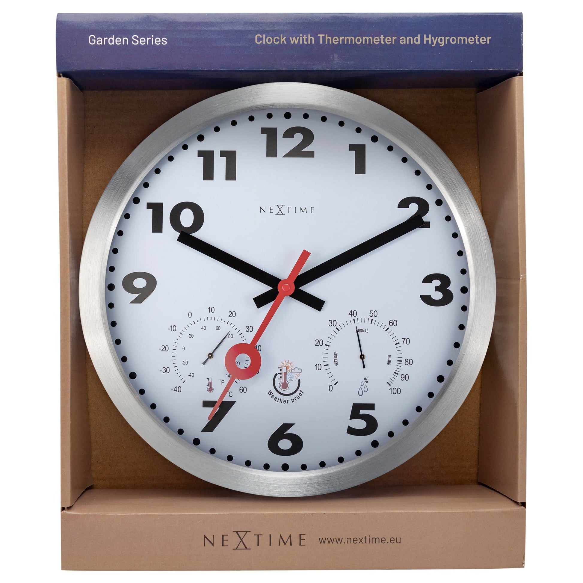 Een zilveren klok met witte wijzerplaat en zwarte cijfers, voorzien van een rode temperatuur- en vochtigheidswijzer. Weatherproof wandklok voor binnen- en buitenruimtes.