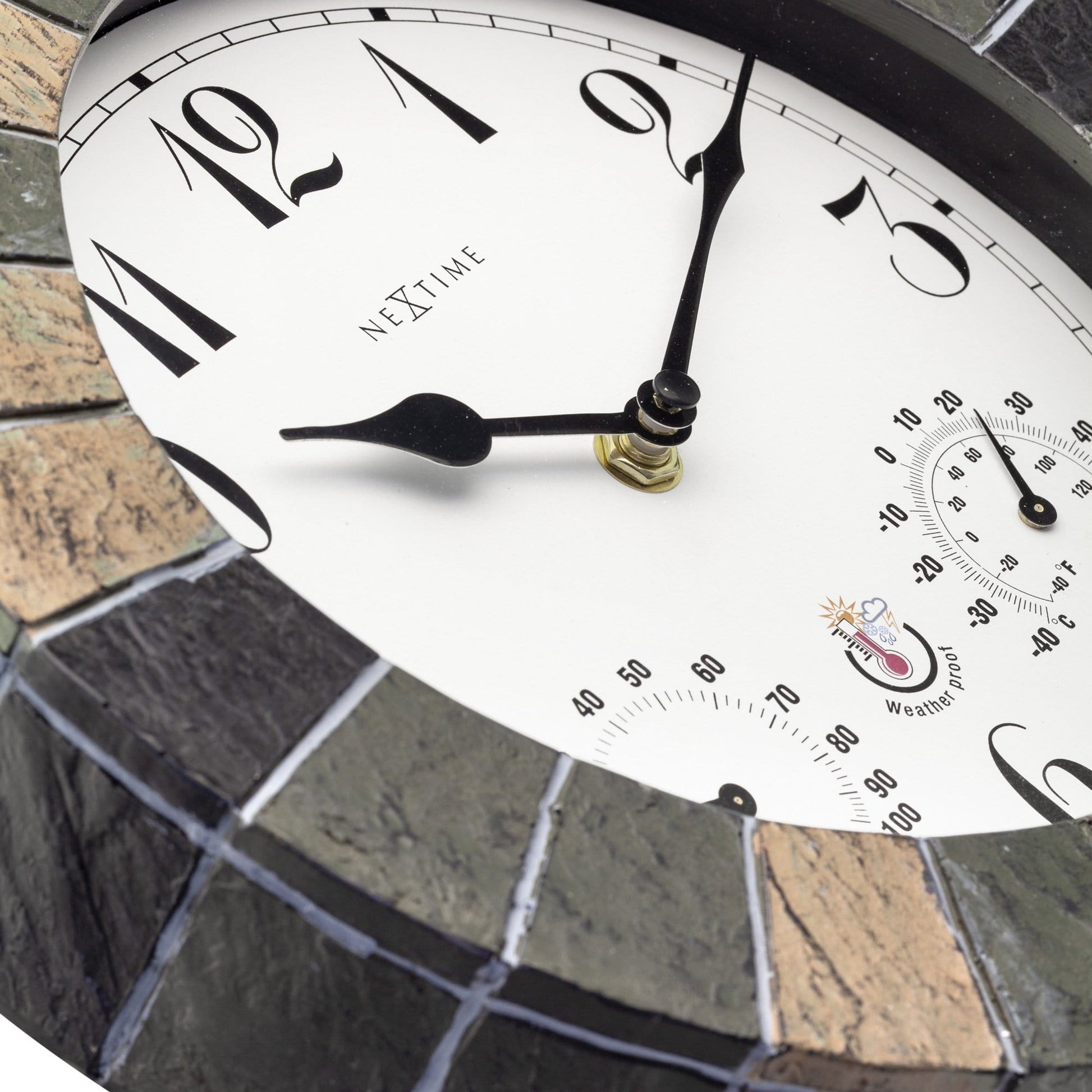 Een witte wandklok van Nextime met een stenen rand in bruin en grijs, voorzien van een weersvoorspelling en temperatuurindicatie. Ideaal voor gebruik in de keuken of woonkamer.