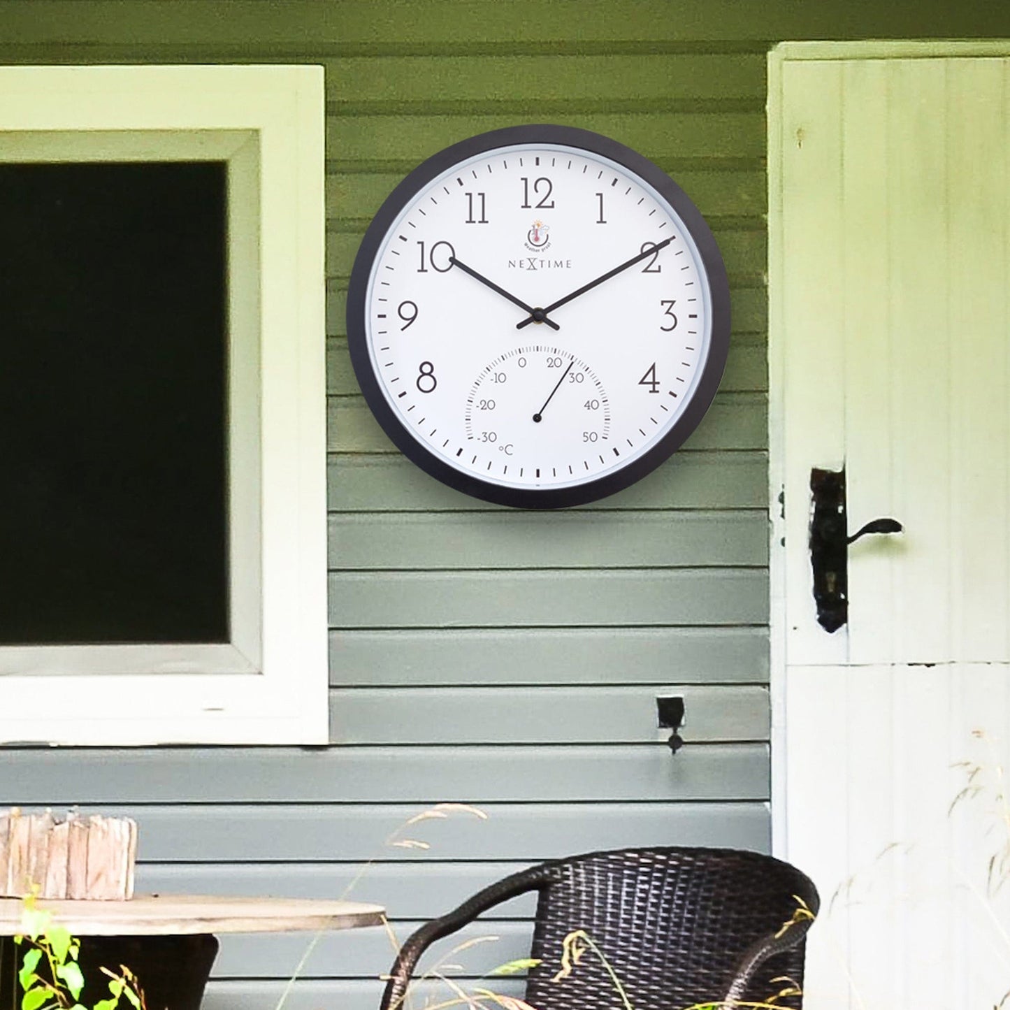 NeXtime Marigold - Weerbestendige wandklok met thermometer - 30.5 cm