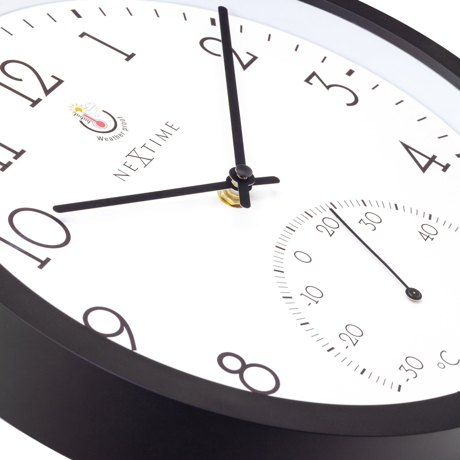 Een zwarte wandklok van Nextime met witte wijzerplaat en duidelijke cijfers, inclusief een temperatuurindicatie van -30 tot 50 graden Celsius, geschikt voor kantoor of woonkamer.