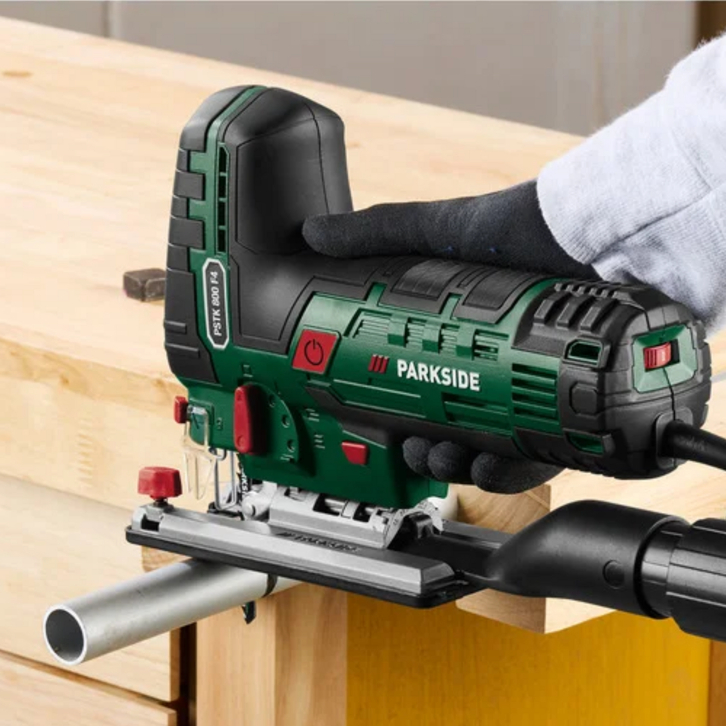 De Parkside PSTK 800 F4 stootslijper in groen-zwart met rode details, voorzien van een scherp snijblad en een bijpassende hardcase, geschikt voor precisie-slijpen en houtbewerking.