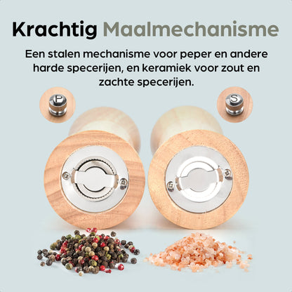 Houten pepermolen en zoutmolen van Hermanos, met goudkleurige doppen en FSC-certificering, geplaatst op een houten standaard met vervangbare doppen voor keukengereedschap.