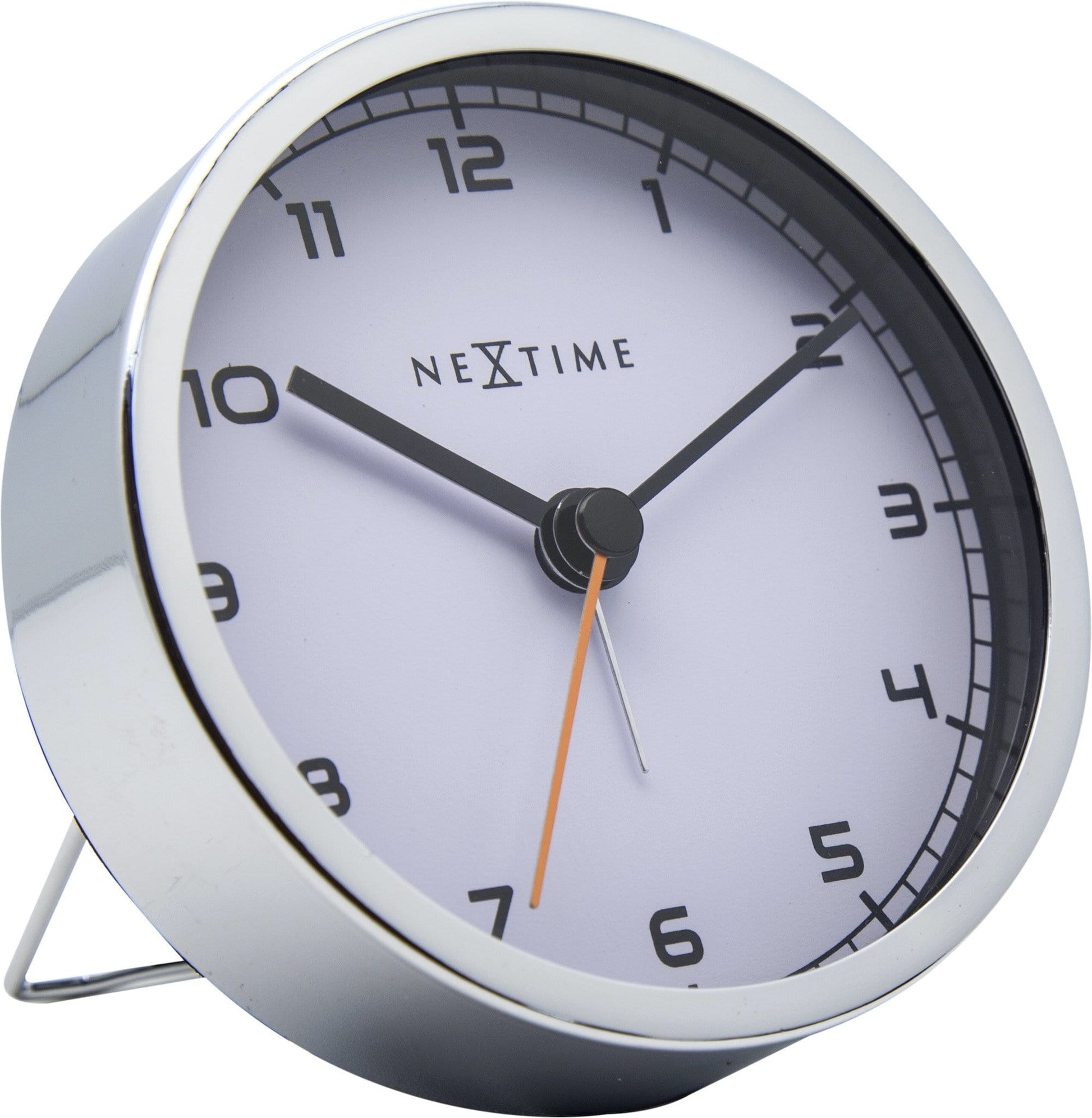 Een moderne, zilveren wandklok van het merk Nextime met een grijze wijzerplaat en zwarte cijfers. De klok heeft een oranje secondewijzer en is geschikt voor kantoor- of woonruimte.
