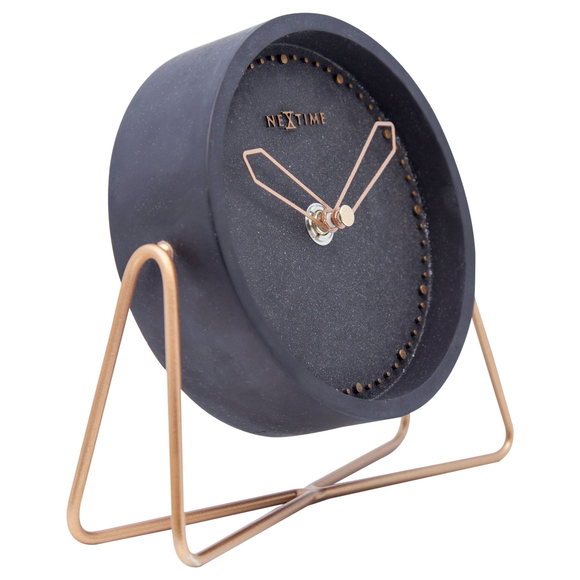 Een moderne, zwarte tafelklok van Nextime met goudkleurige wijzers en stippen, ondersteund door een minimalistisch goudkleurig metalen frame, ideaal voor een stijlvolle woonkamer of kantoordecoratie.