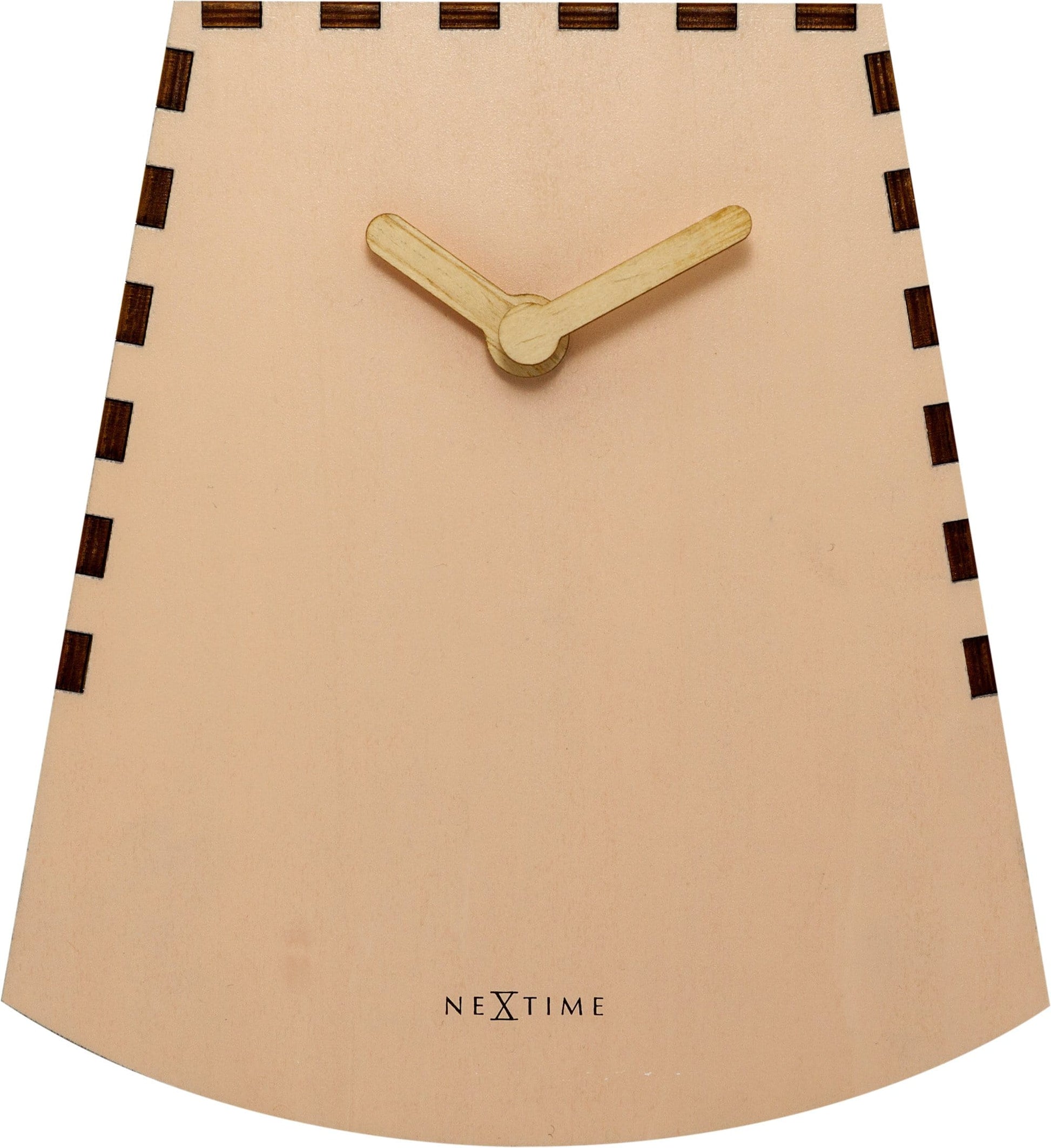 Een minimalistische houten wandklok met lichtroze oppervlak en donkerbruine randdetails, voorzien van houten wijzers en het merk 'NEXTIME'. Ideaal voor moderne interieurs en als decoratief element in woon- of kantoorruimtes.