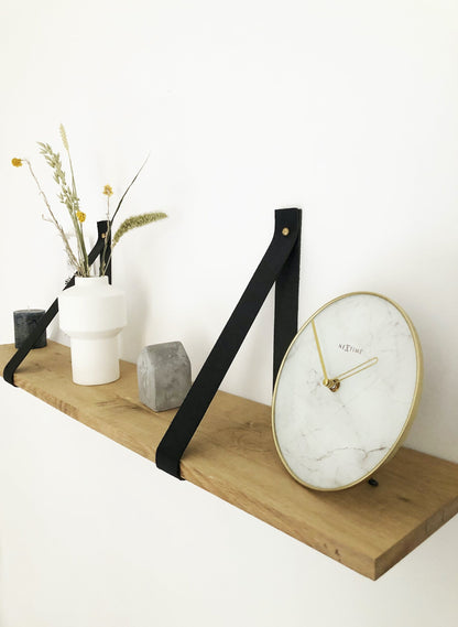 Een elegante wandklok met wit marmeren wijzerplaat en goudkleurige wijzers, omlijst door een goudkleurige metalen rand. Perfect voor moderne interieurs en als decoratief element in woon- of kantoorruimtes.