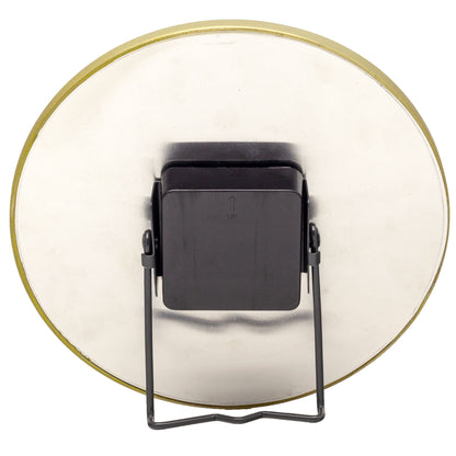 Een elegante wandklok met wit marmeren wijzerplaat en goudkleurige wijzers, omlijst door een goudkleurige metalen rand. Perfect voor moderne interieurs en als decoratief element in woon- of kantoorruimtes.