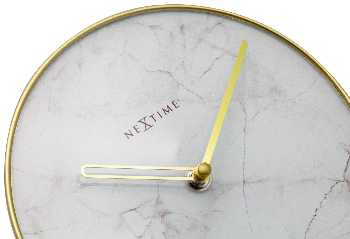 Een ronde wandklok met wit marmeren wijzerplaat en goudkleurige wijzers, omlijst door een goudkleurige metalen rand. Geschikt voor moderne interieurs en als decoratief element in woon- of kantoorruimtes.