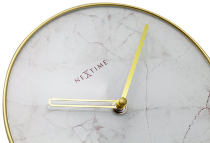 Een ronde wandklok met wit marmeren wijzerplaat en goudkleurige wijzers, omlijst door een goudkleurige metalen rand. Geschikt voor moderne interieurs en als decoratief element in woon- of kantoorruimtes.