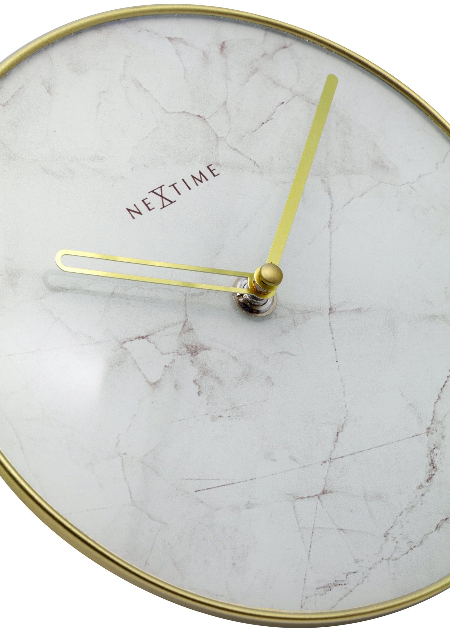 Een ronde wandklok met wit marmeren wijzerplaat en goudkleurige wijzers. De klok heeft een goudkleurige metalen rand en het merk 'NEXTIME' in het midden. Perfect voor moderne interieurs en als decoratief element.