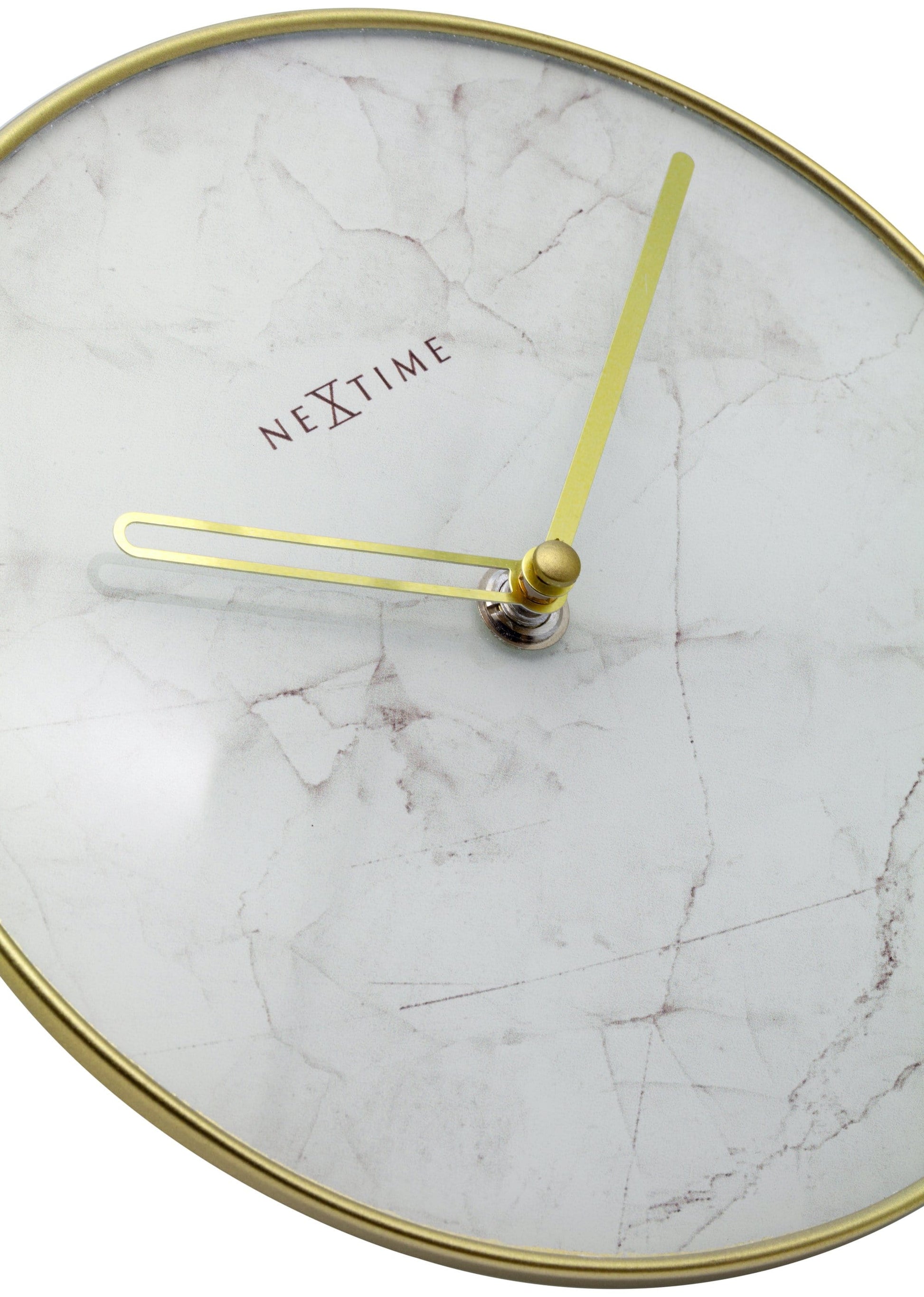 Een ronde wandklok met wit marmeren wijzerplaat en goudkleurige wijzers. De klok heeft een goudkleurige metalen rand en het merk 'NEXTIME' in het midden. Perfect voor moderne interieurs en als decoratief element.