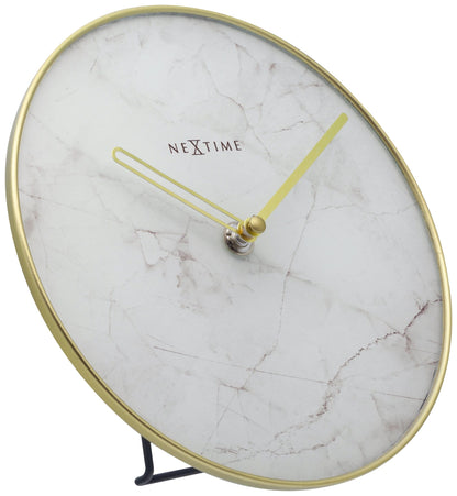 Een elegante wandklok met wit marmeren wijzerplaat en goudkleurige wijzers, omlijst door een goudkleurige metalen rand. Perfect voor moderne interieurs en als decoratief stuk in woonkamer of kantoor.