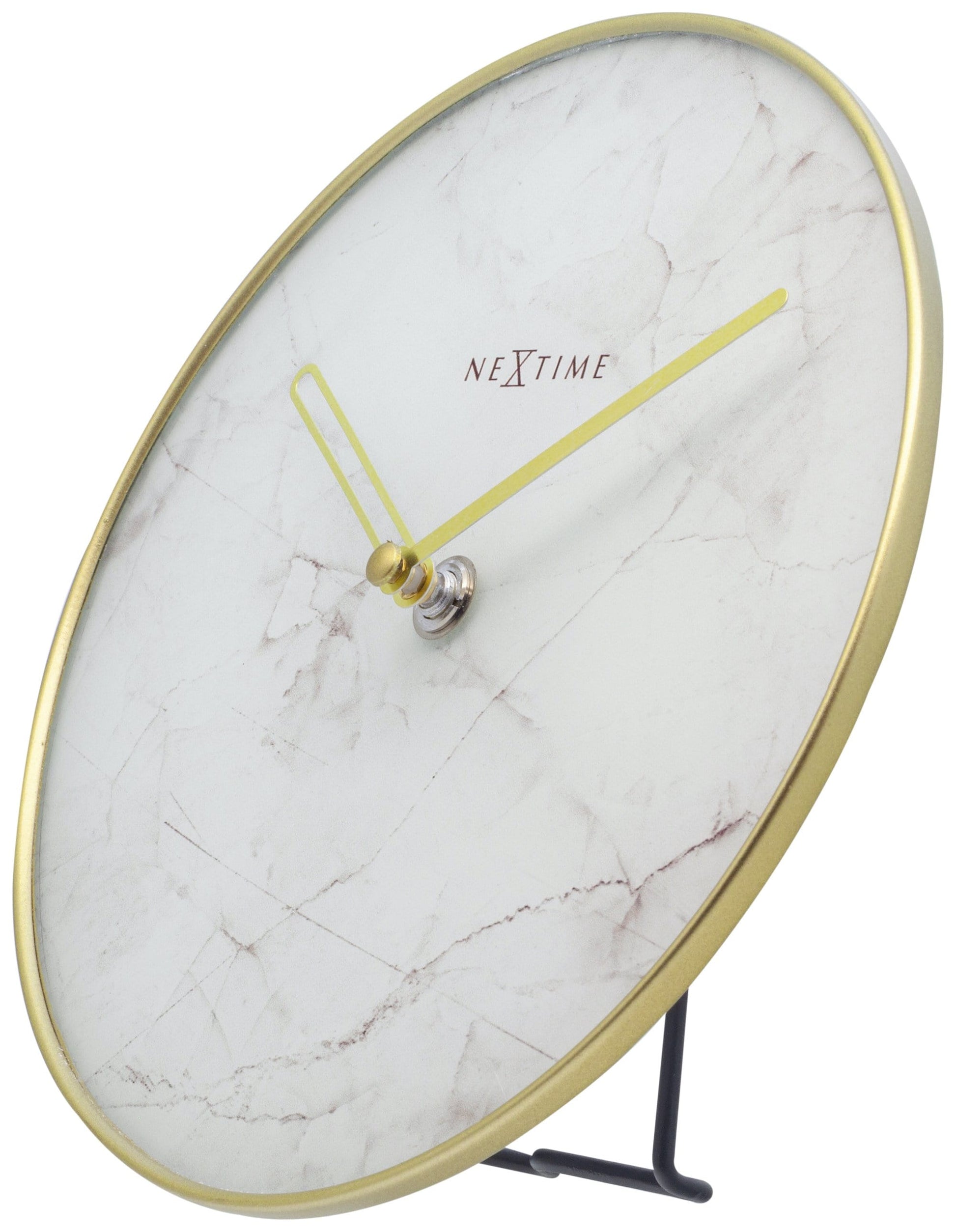 Een ronde wandklok met wit marmeren wijzerplaat en goudkleurige wijzers, omlijst door een goudkleurige metalen rand. Geschikt voor moderne interieurs en als decoratief element in woon- of kantoorruimtes.