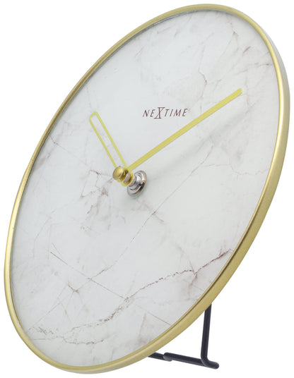 Een ronde wandklok met wit marmeren wijzerplaat en goudkleurige wijzers, omlijst door een goudkleurige metalen rand. Geschikt voor moderne interieurs en als decoratief element in woon- of kantoorruimtes.