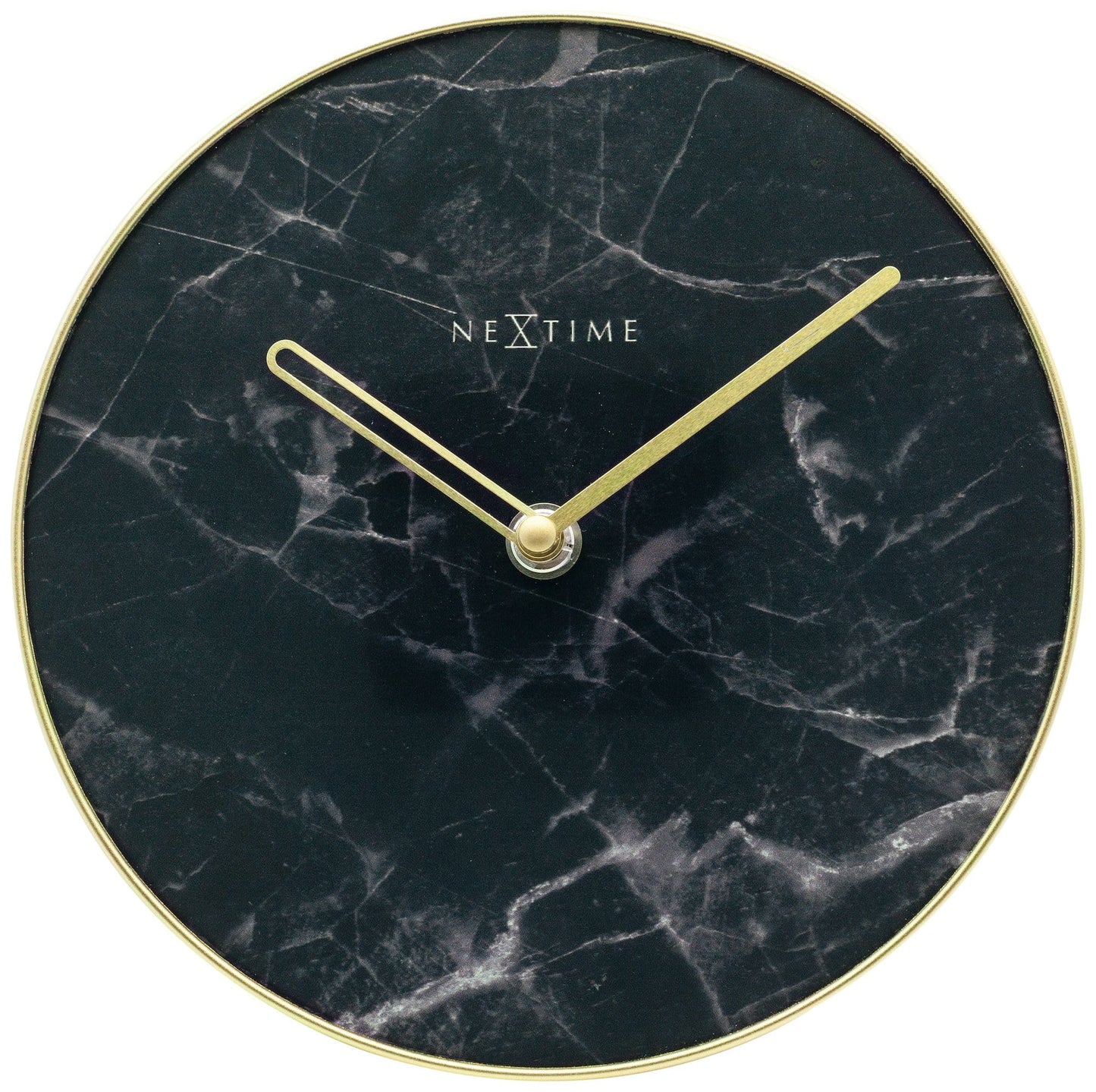 Een elegante wandklok met zwart marmeren oppervlak en goudkleurige wijzers. De minimalistische klok heeft een gouden rand en het merk NEXtime, ideaal voor moderne interieurs en als decoratief element in woon- of kantoorruimtes.
