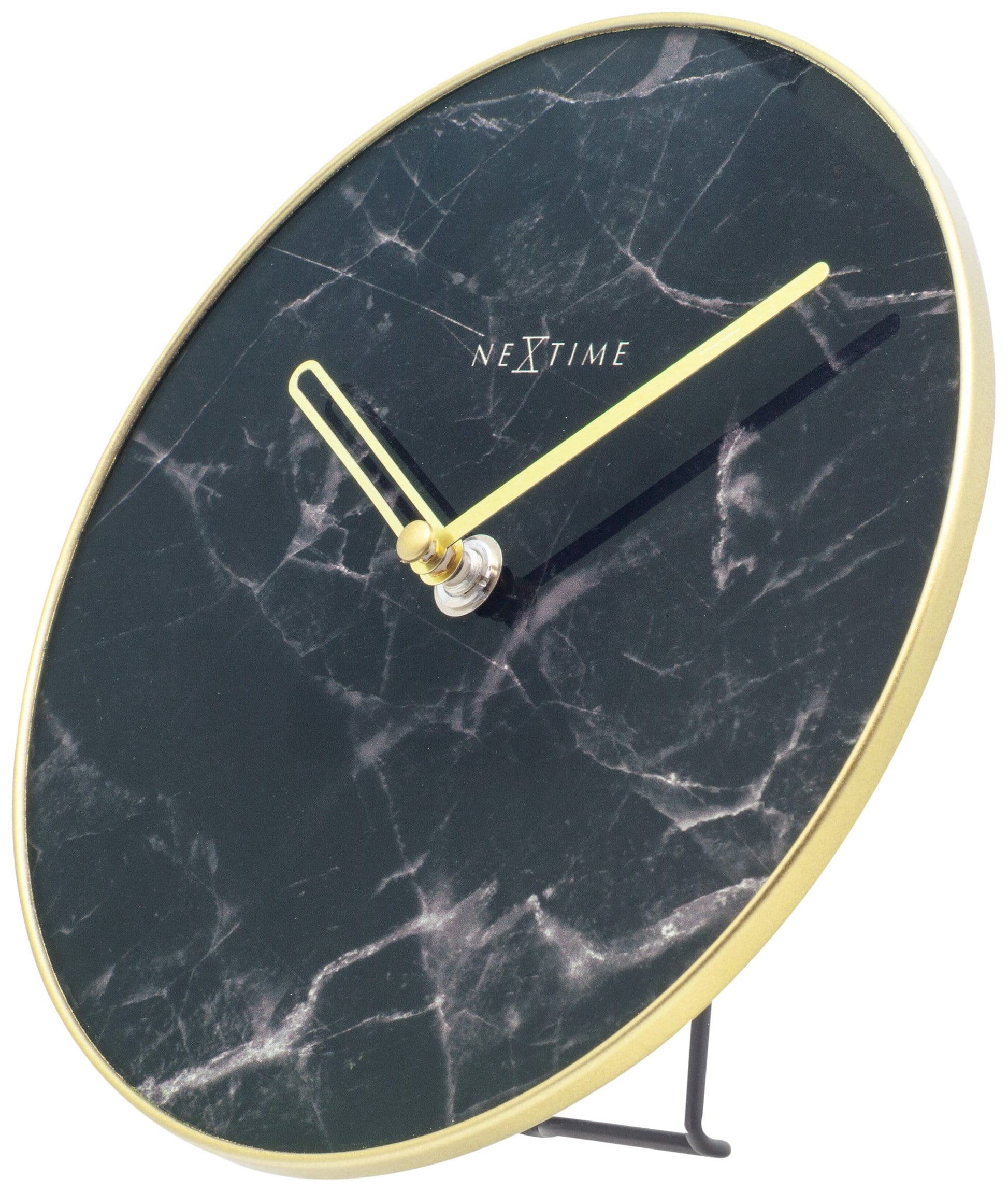 Een elegante wandklok met zwart marmeren oppervlak en goudkleurige wijzers. De minimalistische klok heeft een gouden rand en het merk NEXtime, ideaal voor moderne interieurs en woonkamerdecoratie.